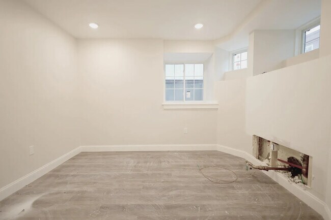 Building Photo - 701 E 2nd St