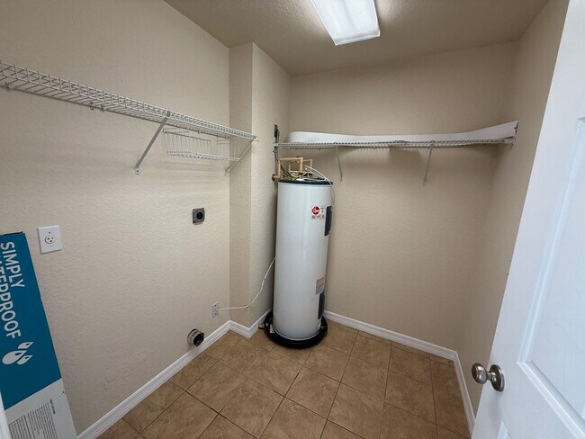 Building Photo - 2 Bedroom/2 1/2 Bathroom End Unit Apartment