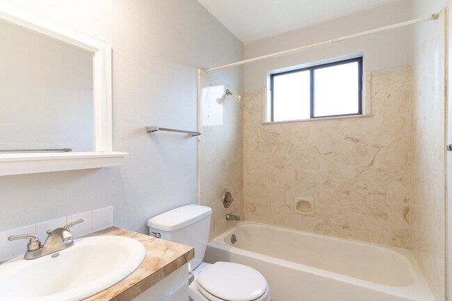 Building Photo - SPACIOUS 3 BEDROOM CONDO! CONVENIENT LOCATION!