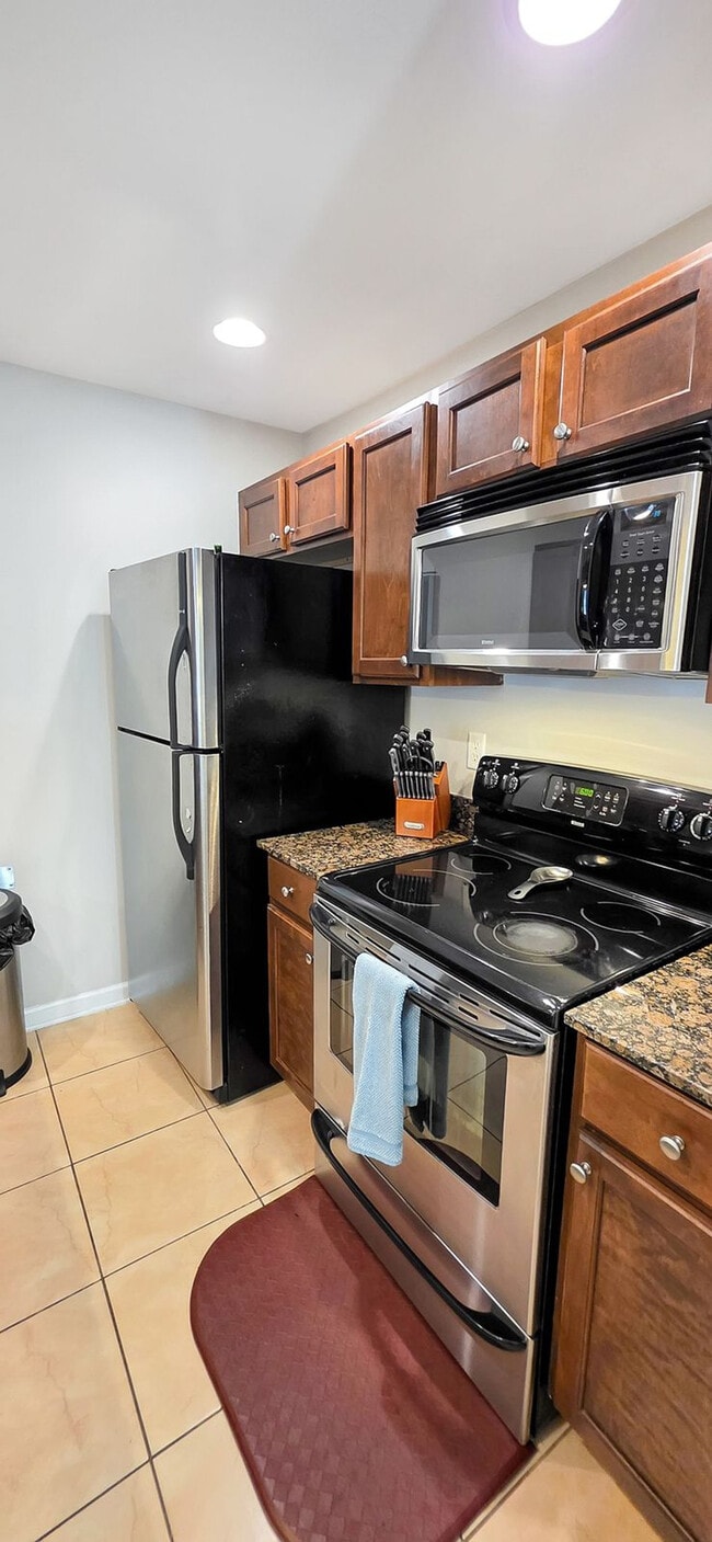 Building Photo - 2421 Beachview Dr