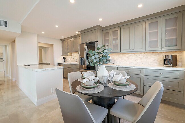 Building Photo - 2121 N Ocean Blvd