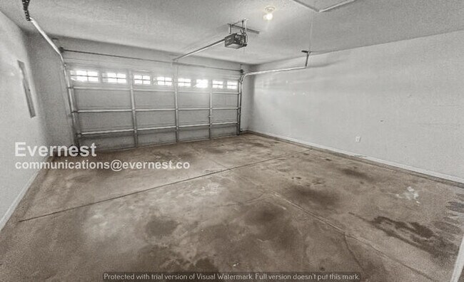 Building Photo - 3 Bed/2 Bath Home with Garage / Pet-Friendly / Vouchers Accepted / Available Now!