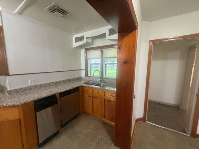 Building Photo - 549 Forest Rd