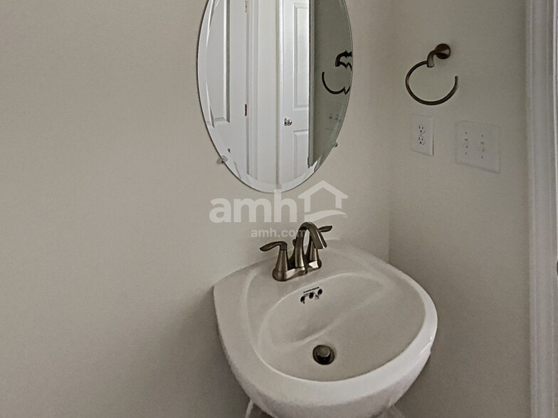 Building Photo - 600 Lk Vis Ct