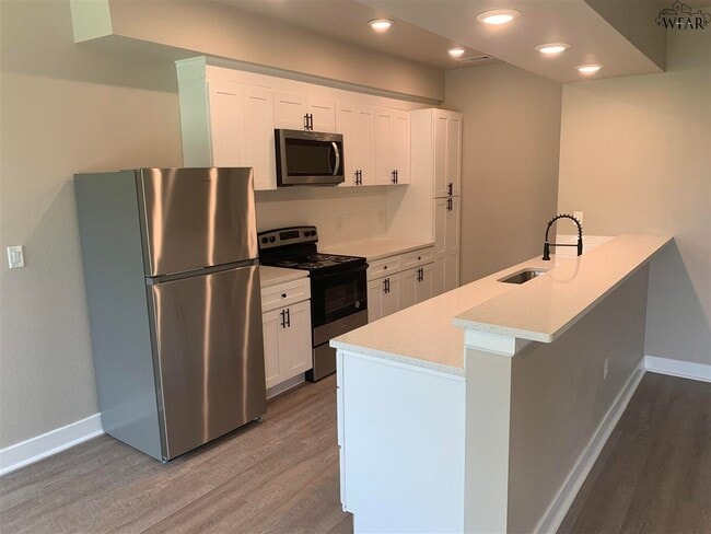 Building Photo - 438 W College St