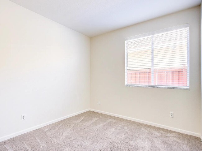 Building Photo - 924 Glendora Dr