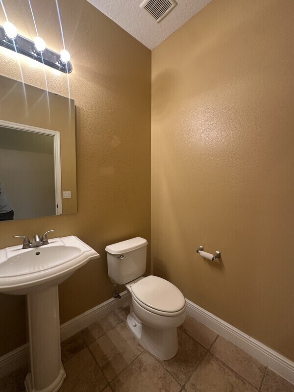 Building Photo - 2412 Country Pond Ct