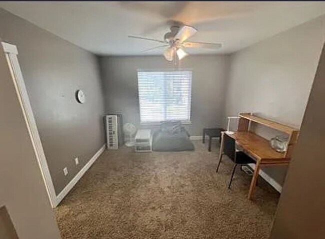 Building Photo - Great Neighborhood 3bd/ 2.5 Avail. Nov. 28th