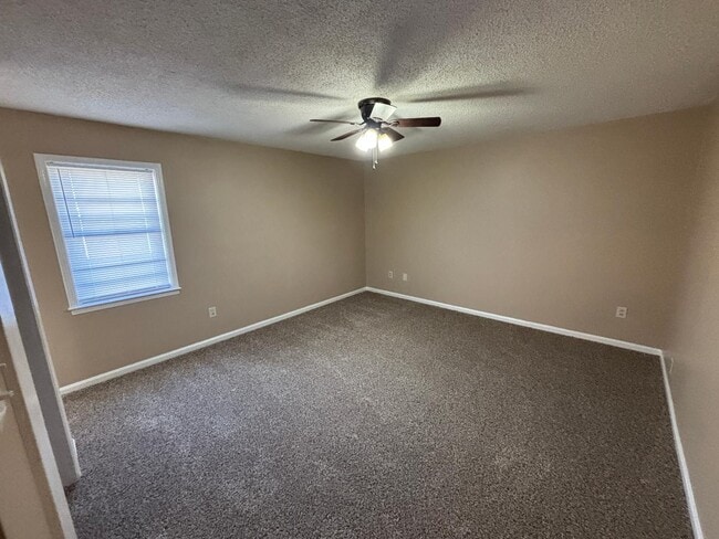 Building Photo - 6810 Sycamore Hill Dr