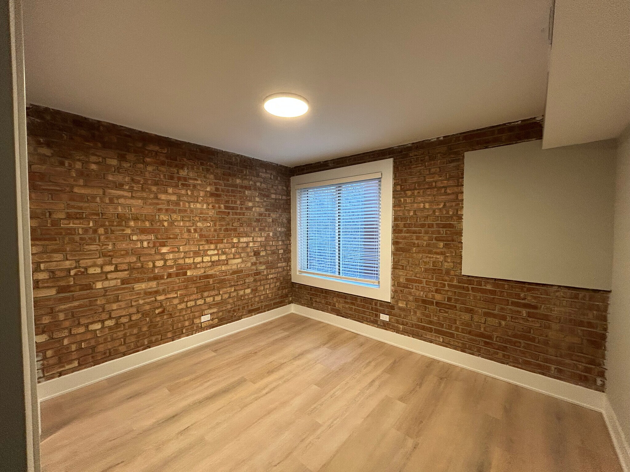 Building Photo - 1214 N La Salle Dr