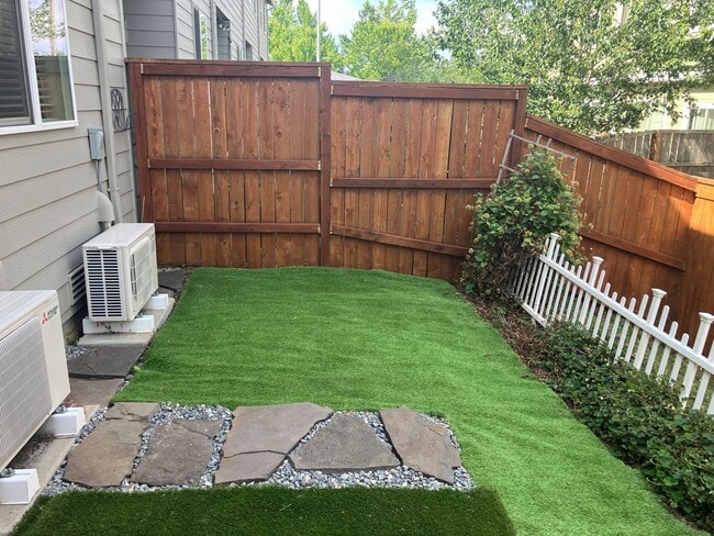 Building Photo - Three Bedroom Townhouse in South Salem