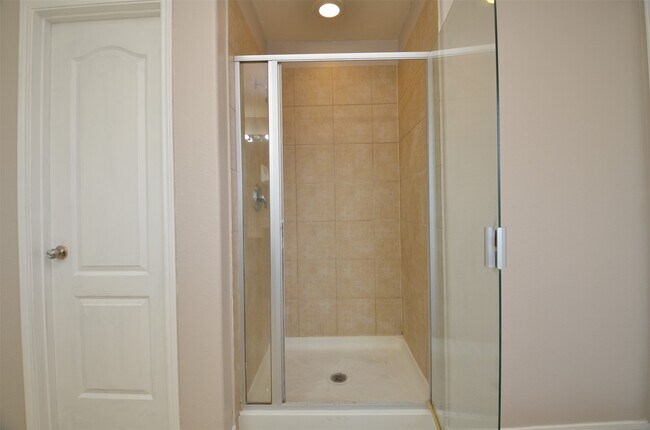 Building Photo - 2707 Roaring Oaks Ln