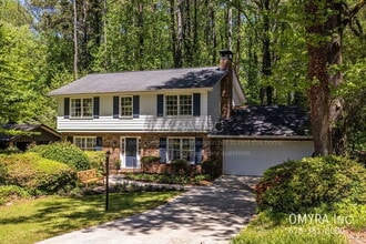 Building Photo - Beautiful 4 Bedroom House in Doraville!