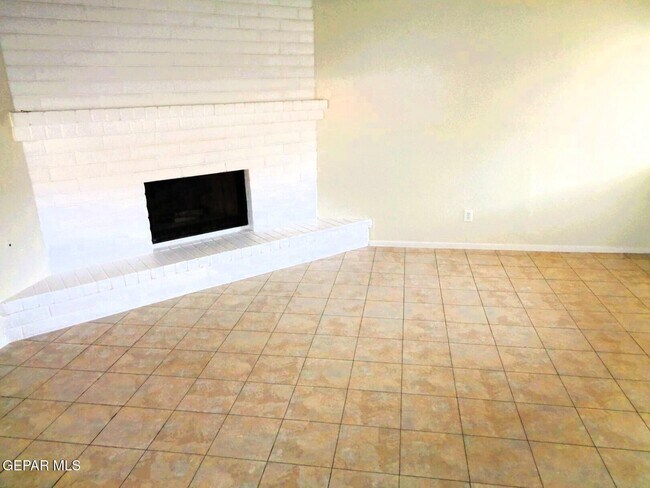 Building Photo - 3028 E Glen Dr