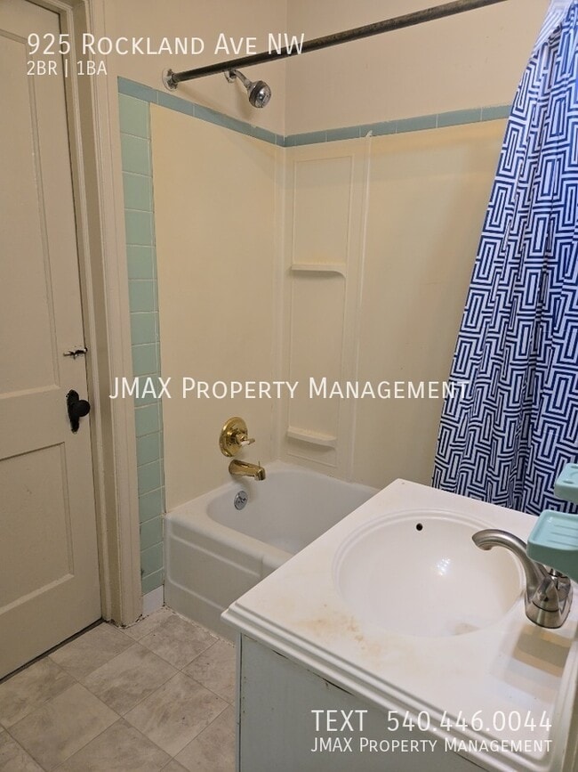 Building Photo - 925 Rockland Ave NW