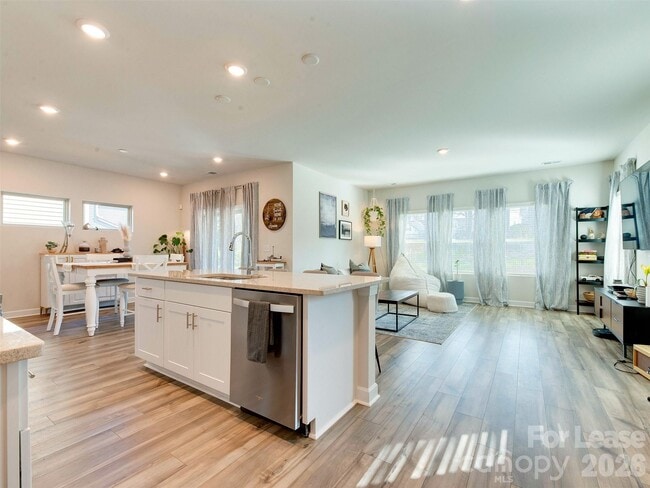 Building Photo - 4009 Woodland View Dr