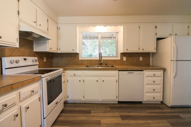 Building Photo - 1488 Warbler Dr SE