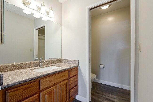 Building Photo - End Unit 2 Bed, 2 Bath Townhouse with Atta...