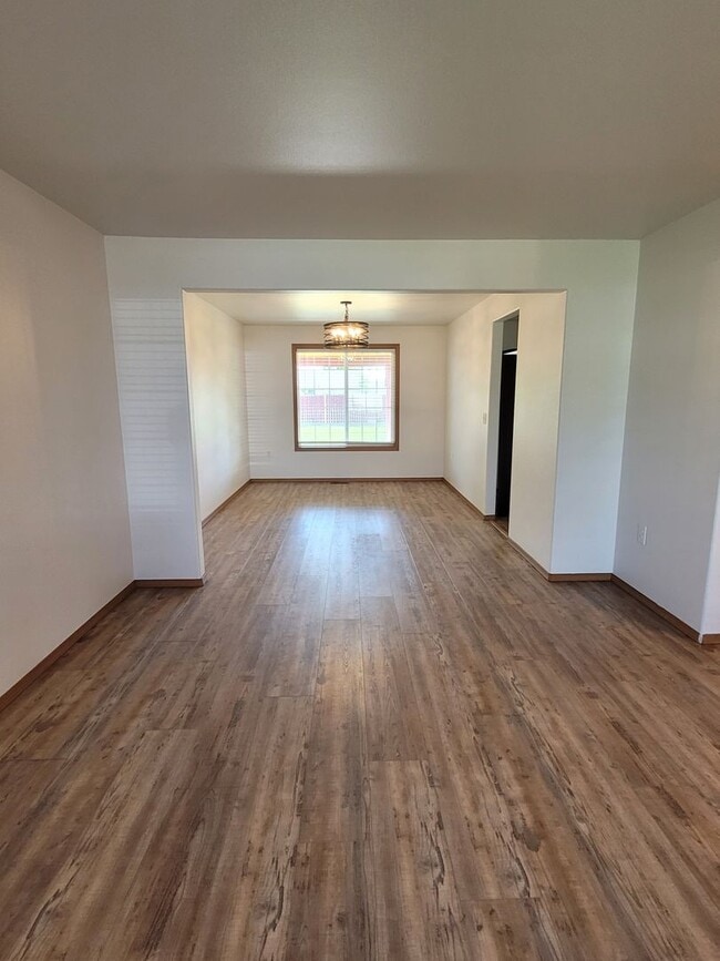 Building Photo - August Rent FREE - 4 Bedroom / Triple Car Garage