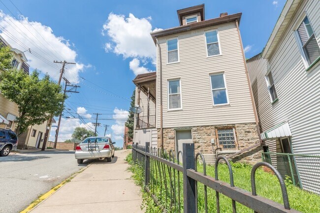 Building Photo - AVAILABLE AUGUST 2026 - Unique 3 Bedroom + den w/ Central AC in the South Side Slopes!