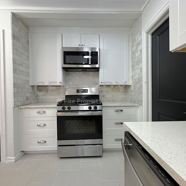 Building Photo - Charming 1/1 Lakewood Duplex for Rent!