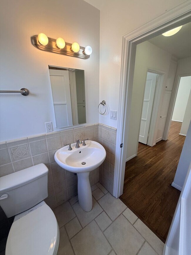 Building Photo - Adorable 2-bedroom home available for rent in Lakewood Mutuals!