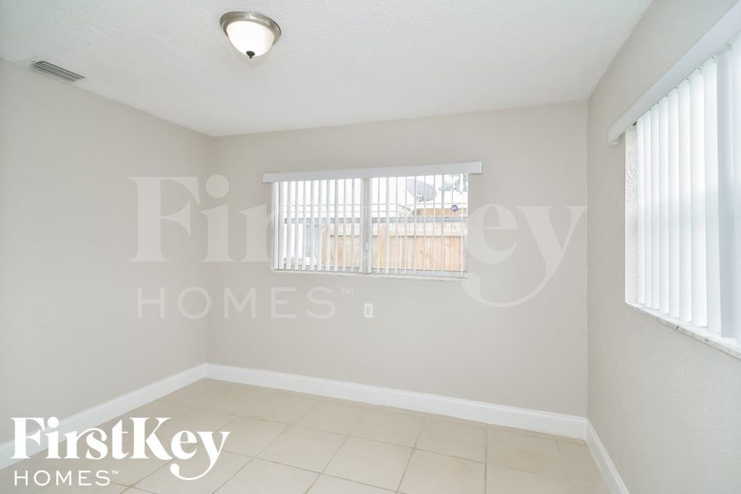 Building Photo - 559 W Campus Cir