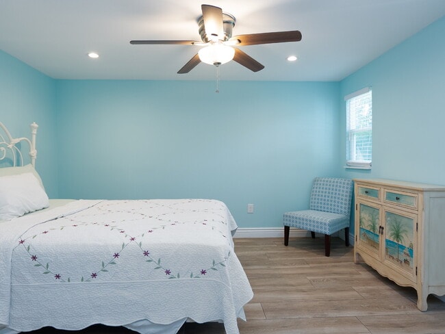 Building Photo - Living Across from Sarasota Bay 3BR/2.5BA Home Minutes to Downtown – Yardwork Included