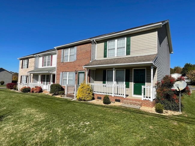 Primary Photo - Fresh Two Bedroom Townhouse