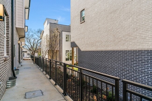 Building Photo - 310 Cedar St