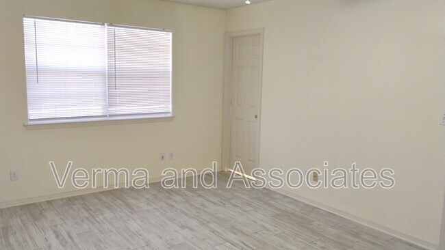 Building Photo - 44 Holly Dr