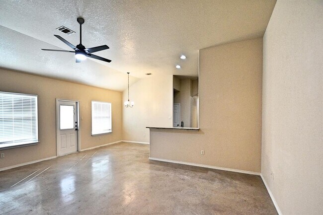 Building Photo - 704 Saengerhalle Rd