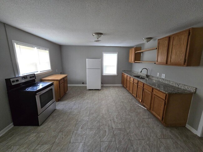 Building Photo - 204 Greenlaw Ave