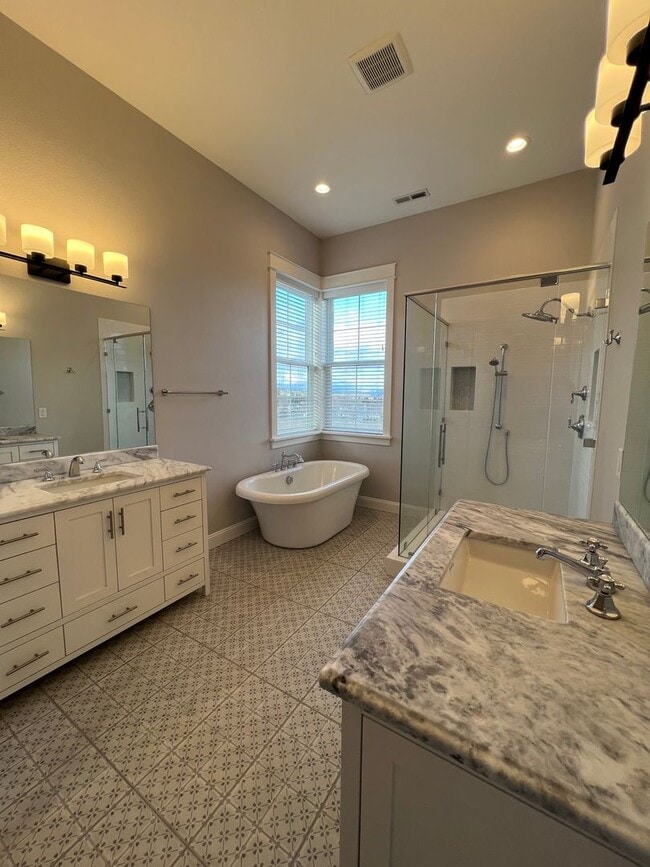 Building Photo - Beautiful, Custom home in the heart of Jacksonville | Available Now