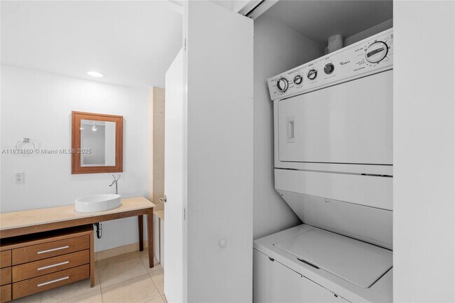 Building Photo - 495 Brickell Ave