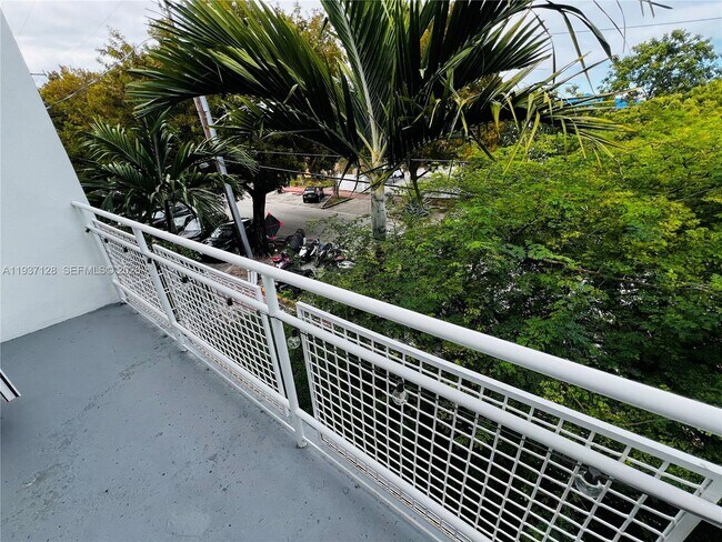 Building Photo - 960 Bay Dr