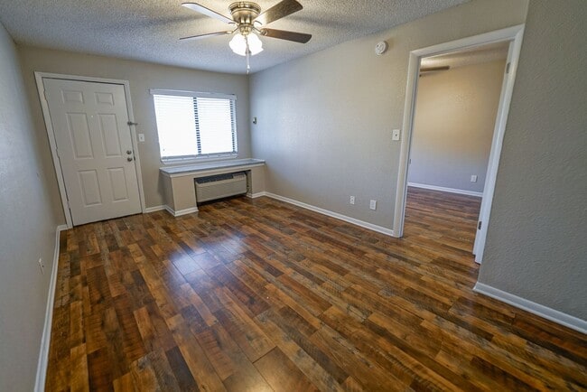 Building Photo - Cozy 1 bedroom 1 bathroom within walking d...