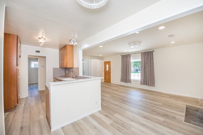Building Photo - Beautiful 4 Bedroom Home in Garden Grove