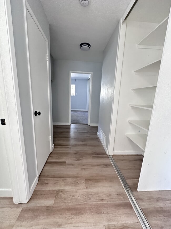 Building Photo - 1405 Skyline Dr