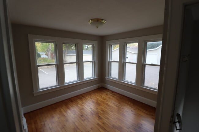 Building Photo - Large Updated 4 Bedroom Single Family Home