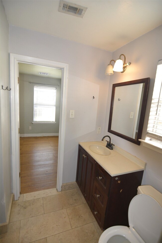 Building Photo - 7423 River Pines Dr