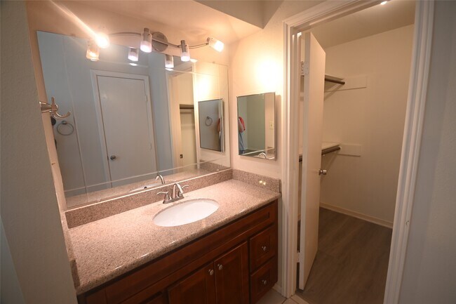 Building Photo - 8340 La Roche Ln