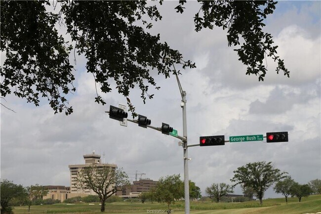 Building Photo - AUGUST PRE-LEASE!! 4 bed, 3 bath house on HUGE lot walking distance to Texas A&M!