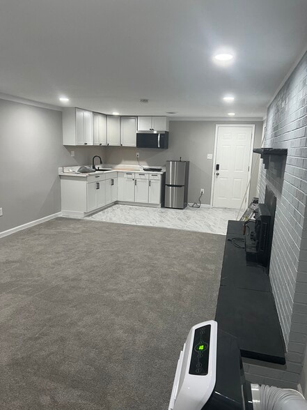 Building Photo - 733 Chapelgate Dr