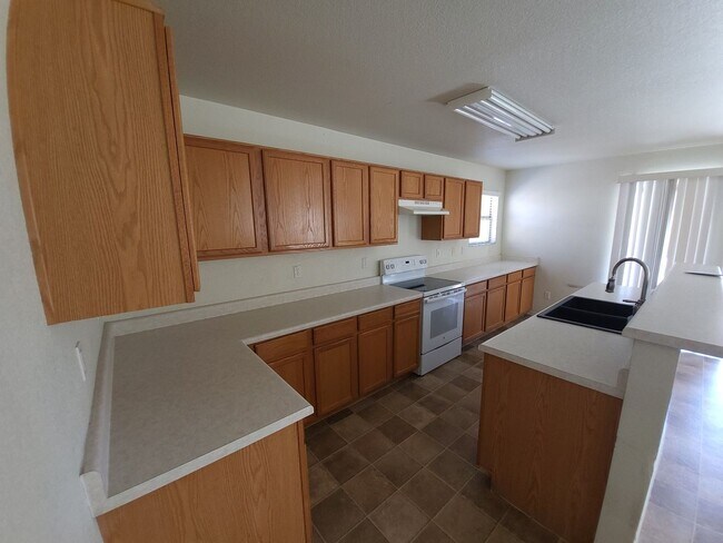 Building Photo - SPACIOUS HOME IN QUEEN CREEK!