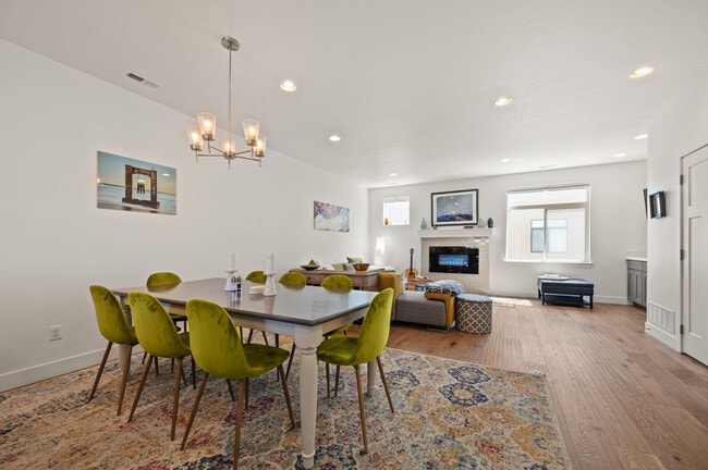 Building Photo - 1421 E Komenda Way