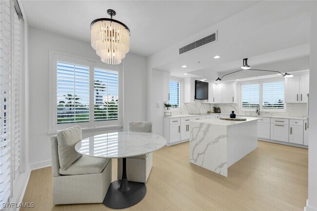 Building Photo - 8720 Bay Colony Dr