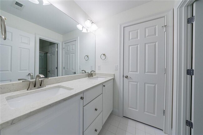 Building Photo - 125 River N Cir