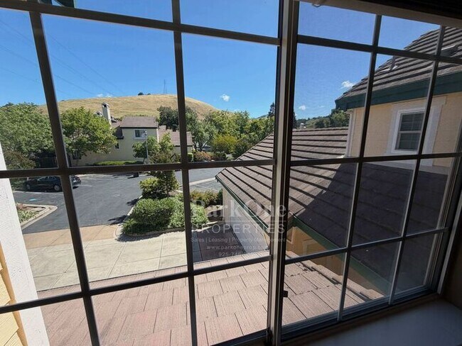 Building Photo - Updated Townhouse in Clayton Available for Lease now!