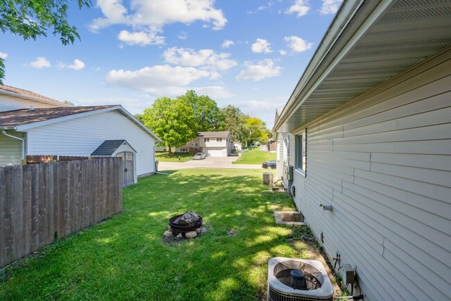 Building Photo - 125 - 127 West Gate - Cedar Falls (Duplex)